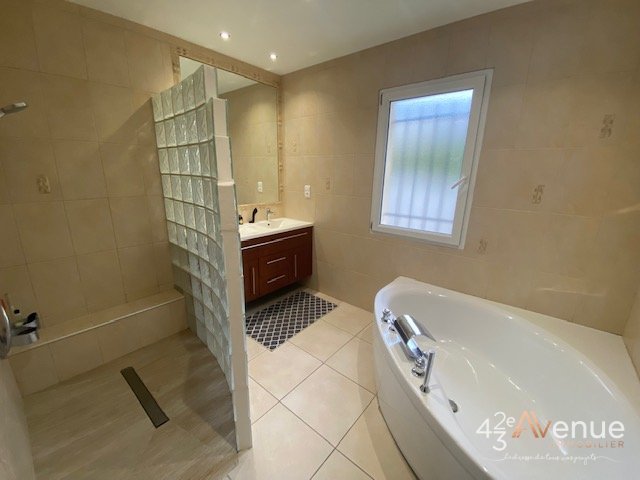 MAISON A LOUER - SORBIERS ZONE COMMERCIALE/PROCHE DE LA TALAUDIERE - 276.11 m2 - 2 075 &euro; charges comprises par mois