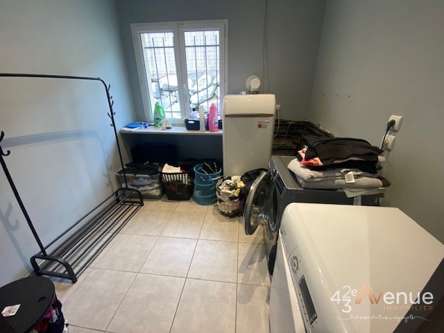MAISON A LOUER - SORBIERS ZONE COMMERCIALE/PROCHE DE LA TALAUDIERE - 276.11 m2 - 2 075 &euro; charges comprises par mois