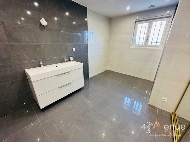 MAISON A LOUER - ST CHAMOND - 175.36 m2 - 1�850�&euro; charges comprises par mois