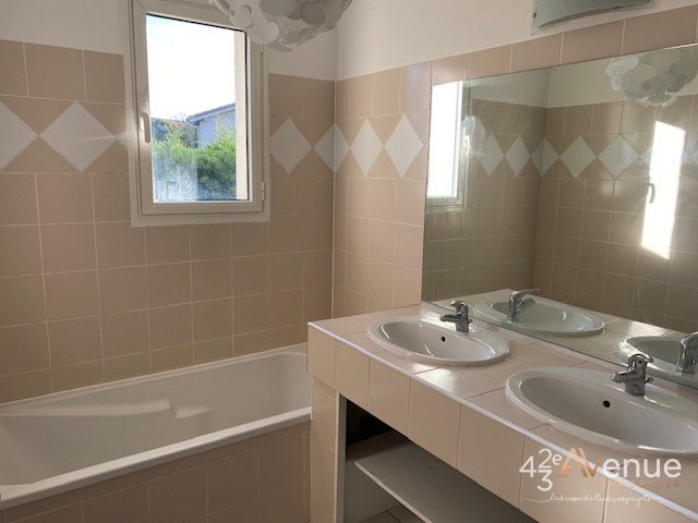 MAISON A LOUER - ST JUST ST RAMBERT - 122.33 m2 - 1�365�&euro; charges comprises par mois