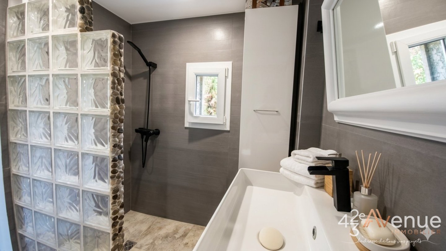 MAISON DE VILLE A VENDRE - GENILAC - 90 m2 - 146�000�&euro;