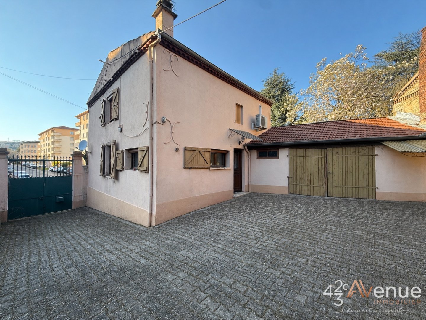 Maison de ville sur 2 niveaux avec terrain 276m² A VENDRE - ST CHAMOND - 65.34 m2 - 139 000 &euro;