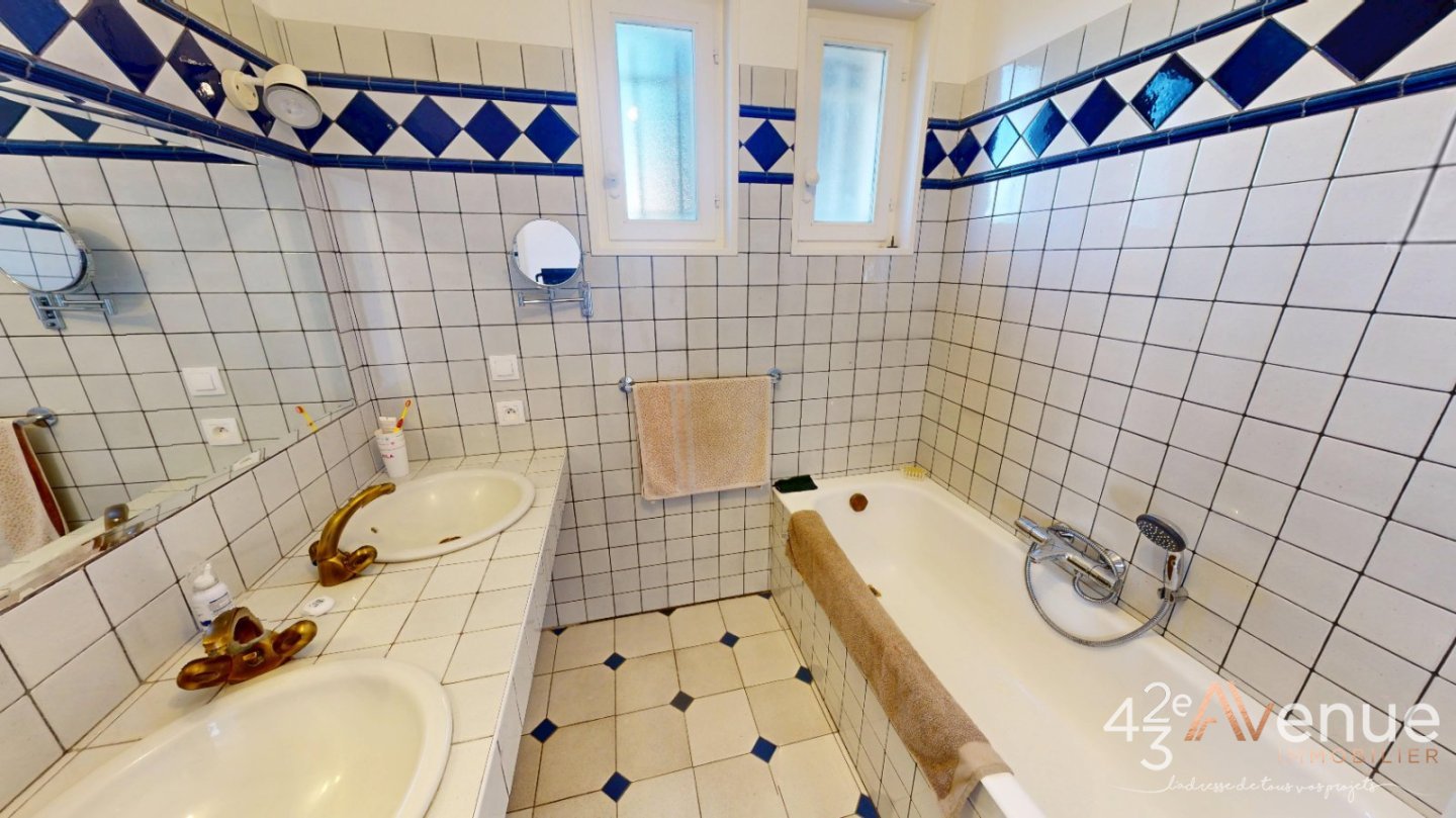 Maison d Architecte T5 avec piscine A VENDRE - ST GENEST LERPT Le Chasseur - 146 m2 - 520 000 &euro;