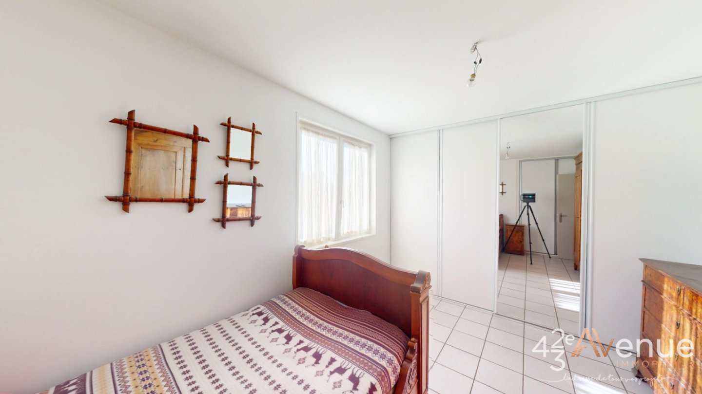 Maison d Architecte T5 avec piscine A VENDRE - ST GENEST LERPT Le Chasseur - 146 m2 - 520 000 &euro;
