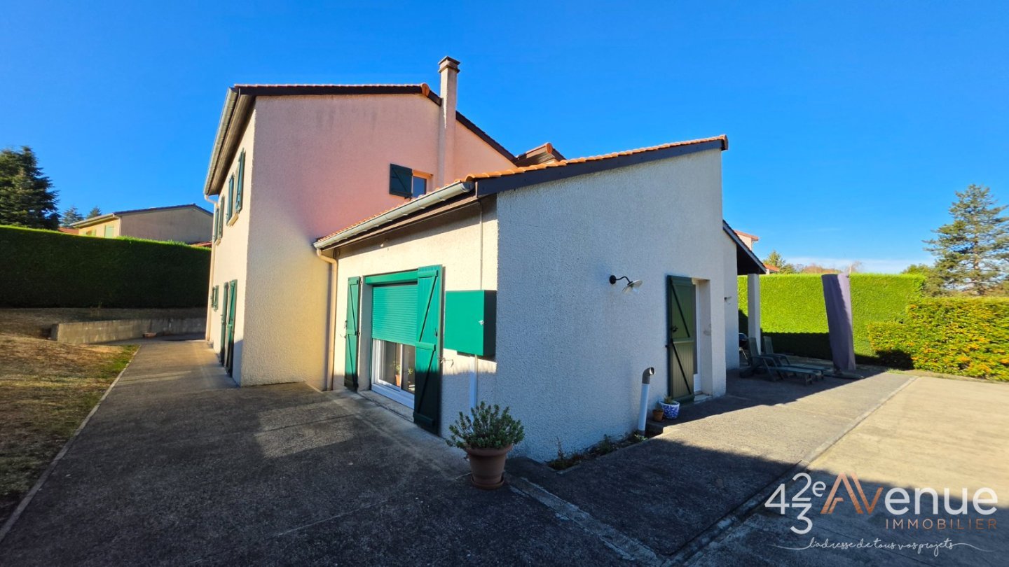 Maison d Architecte T5 avec piscine A VENDRE - ST GENEST LERPT Le Chasseur - 146 m2 - 520 000 &euro;