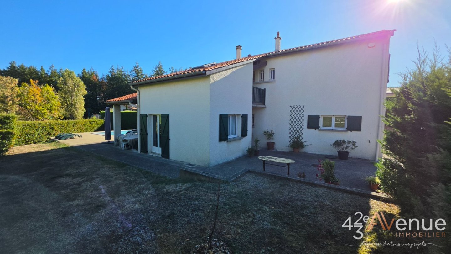 Maison d Architecte T5 avec piscine A VENDRE - ST GENEST LERPT Le Chasseur - 146 m2 - 520 000 &euro;