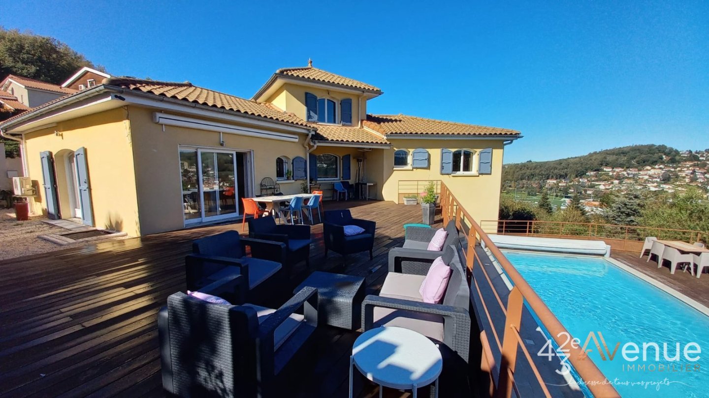 Maison de 214 m2 avec piscine creus�e A VENDRE - ST PRIEST EN JAREZ - 214 m2 - 550�000�&euro;