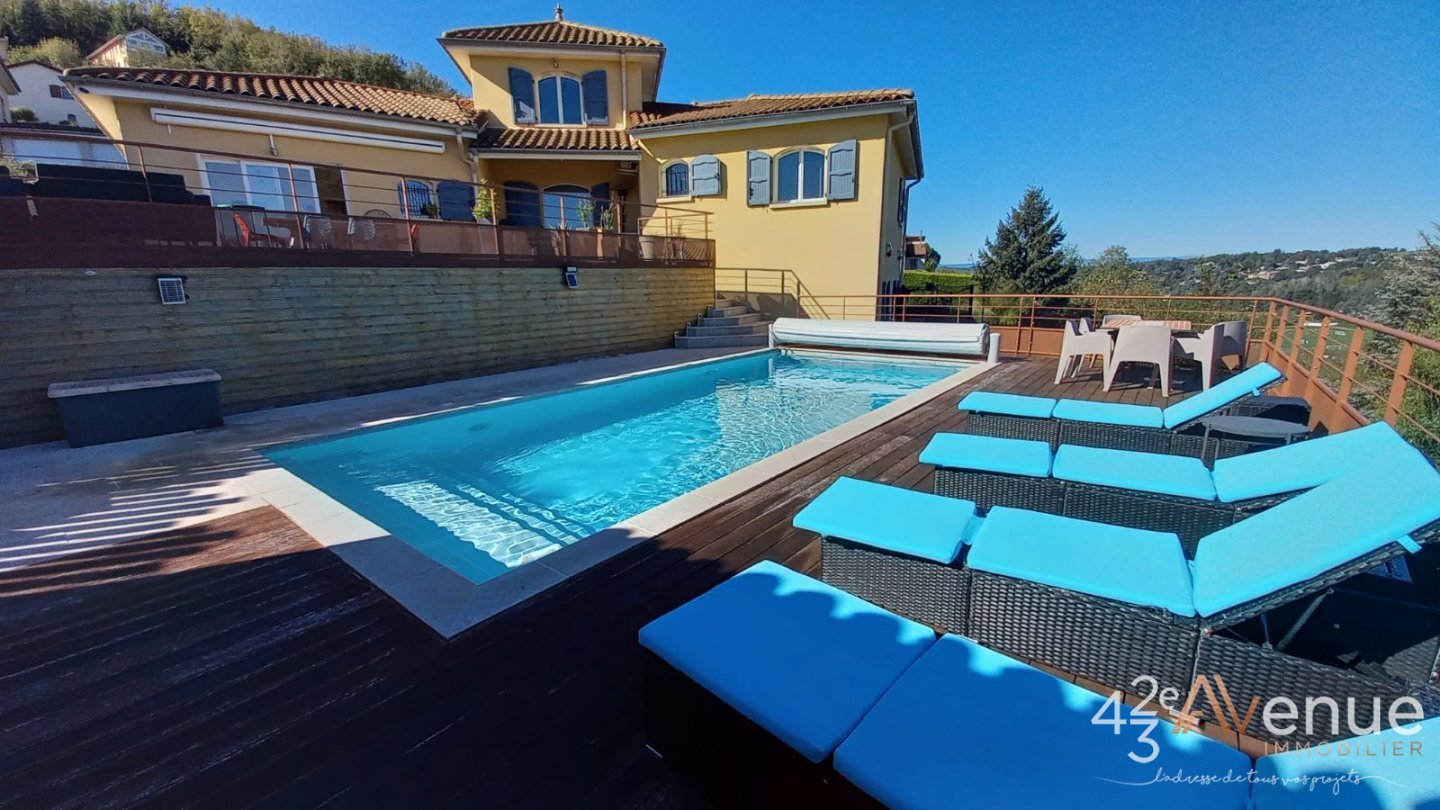 Maison de 214 m2 avec piscine creus�e A VENDRE - ST PRIEST EN JAREZ - 214 m2 - 550�000�&euro;