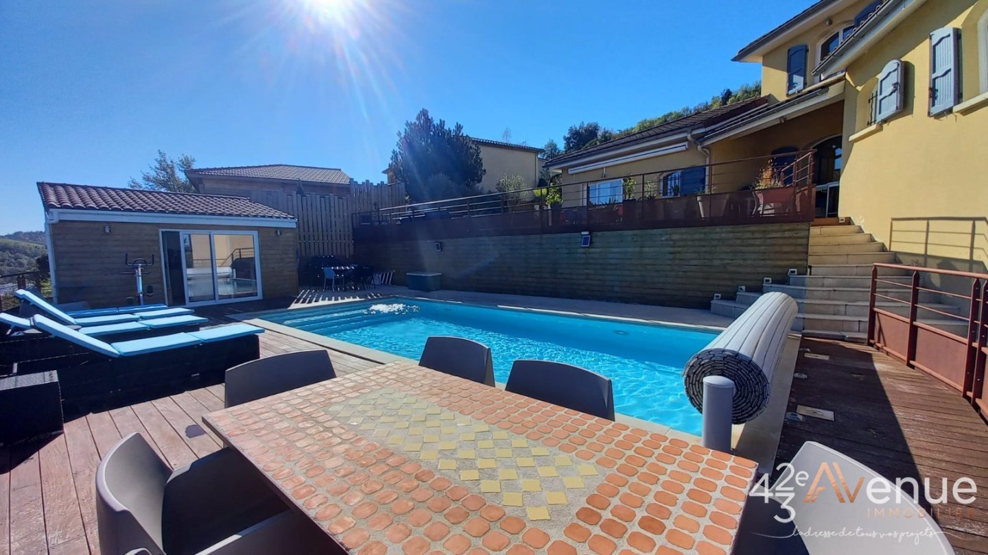 Maison de 214 m2 avec piscine creus�e A VENDRE - ST PRIEST EN JAREZ - 214 m2 - 550�000�&euro;