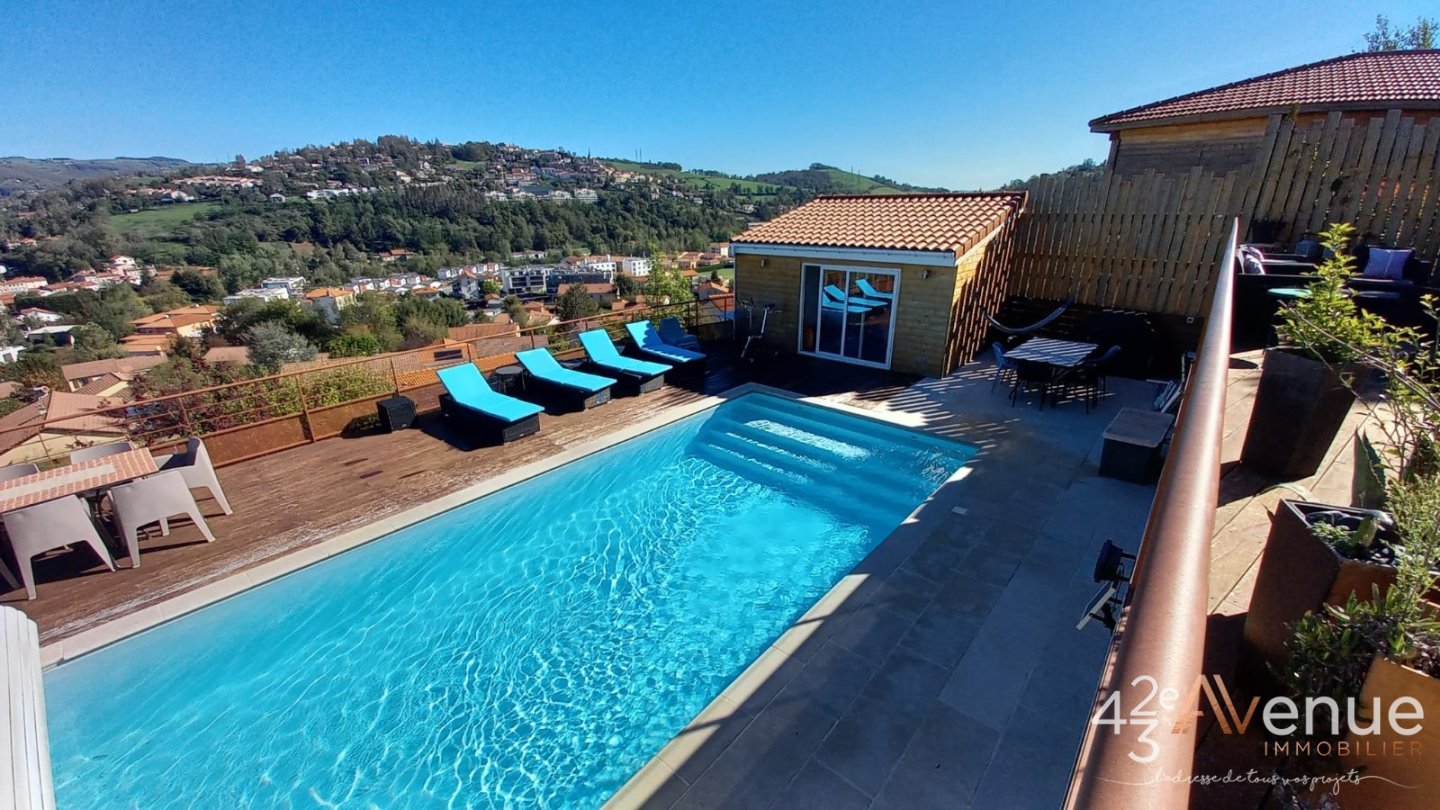 Maison de 214 m2 avec piscine creus�e A VENDRE - ST PRIEST EN JAREZ - 214 m2 - 550�000�&euro;