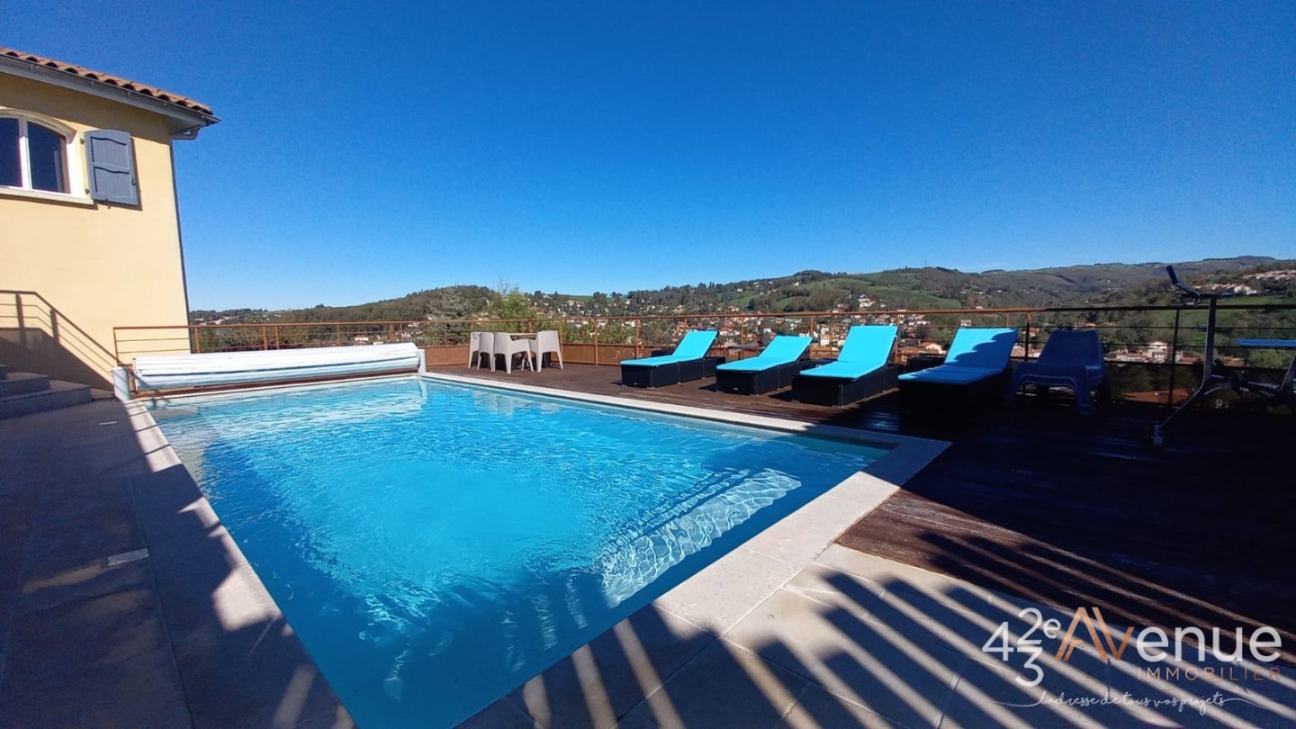 Maison de 214 m2 avec piscine creus�e A VENDRE - ST PRIEST EN JAREZ - 214 m2 - 550�000�&euro;