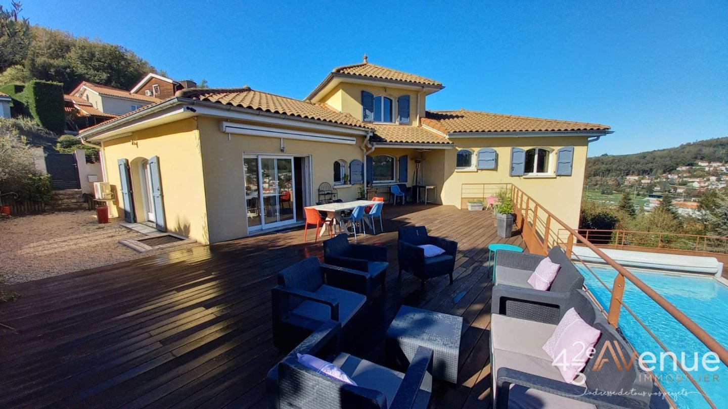 Maison de 214 m2 avec piscine creus�e A VENDRE - ST PRIEST EN JAREZ - 214 m2 - 550�000�&euro;