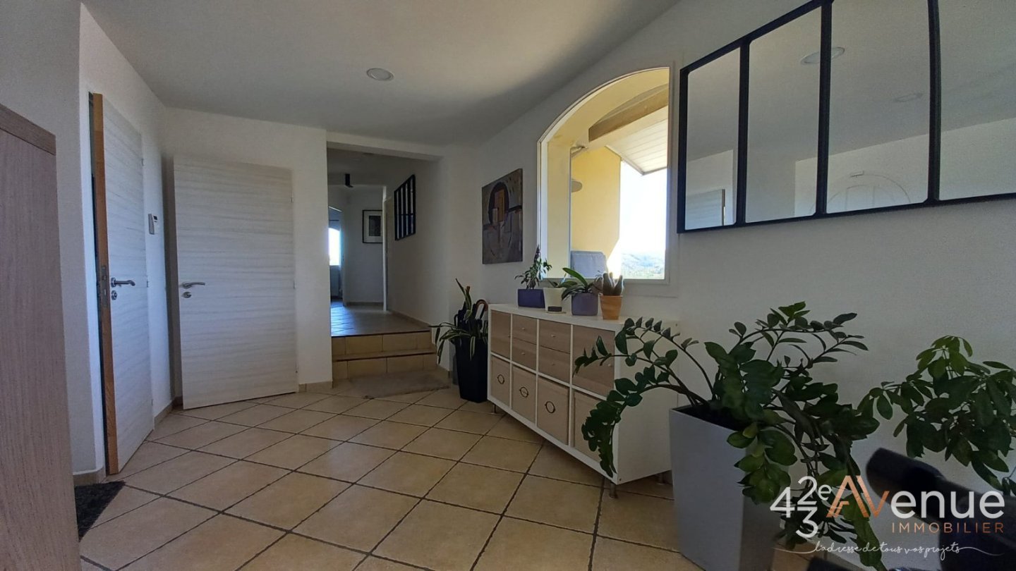 Maison de 214 m2 avec piscine creus�e A VENDRE - ST PRIEST EN JAREZ - 214 m2 - 550�000�&euro;