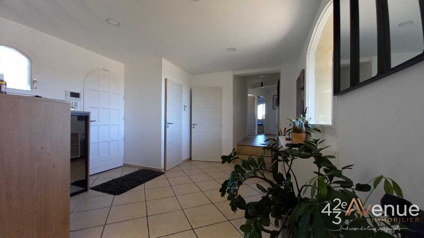 Maison de 214 m2 avec piscine creus�e A VENDRE - ST PRIEST EN JAREZ - 214 m2 - 550�000�&euro;