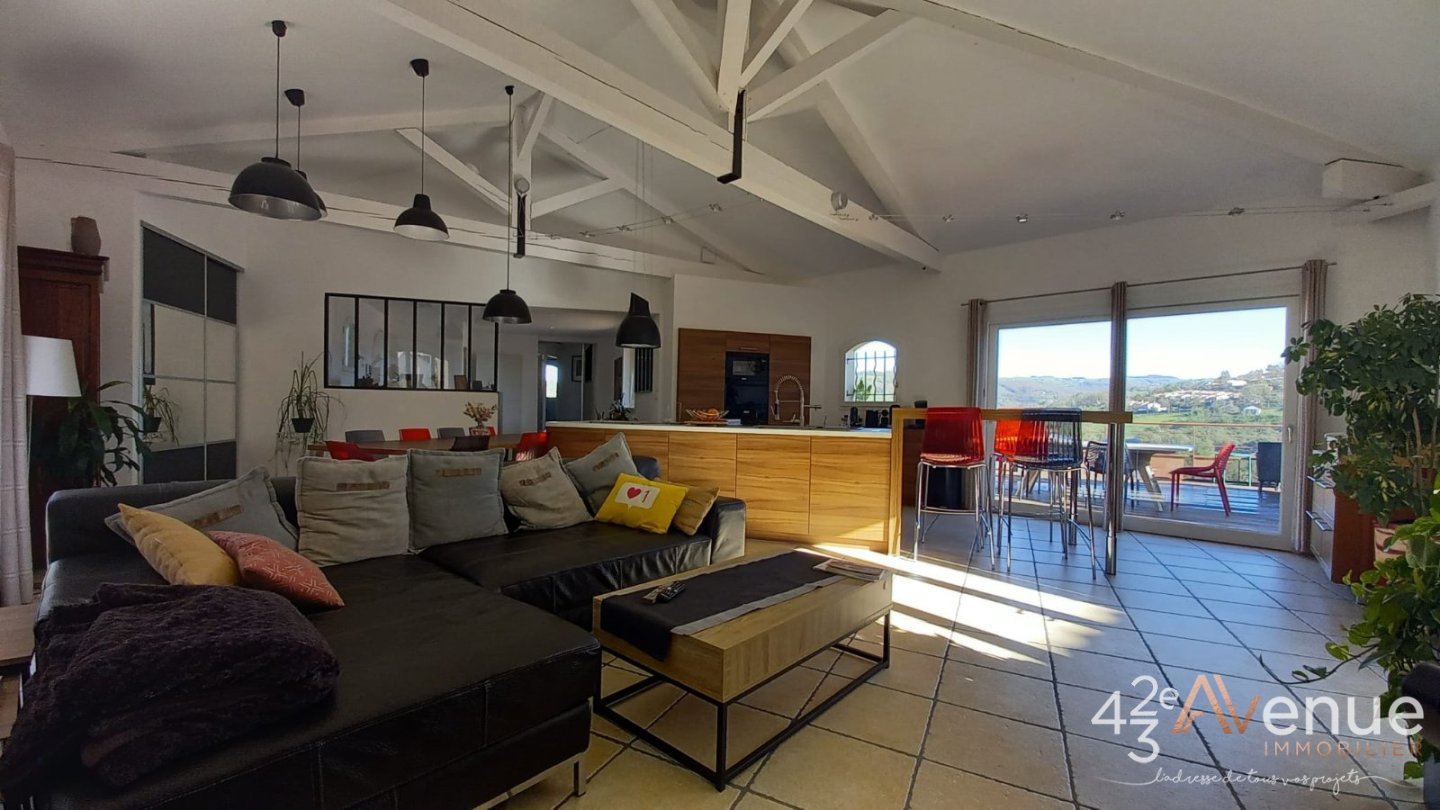 Maison de 214 m2 avec piscine creus�e A VENDRE - ST PRIEST EN JAREZ - 214 m2 - 550�000�&euro;