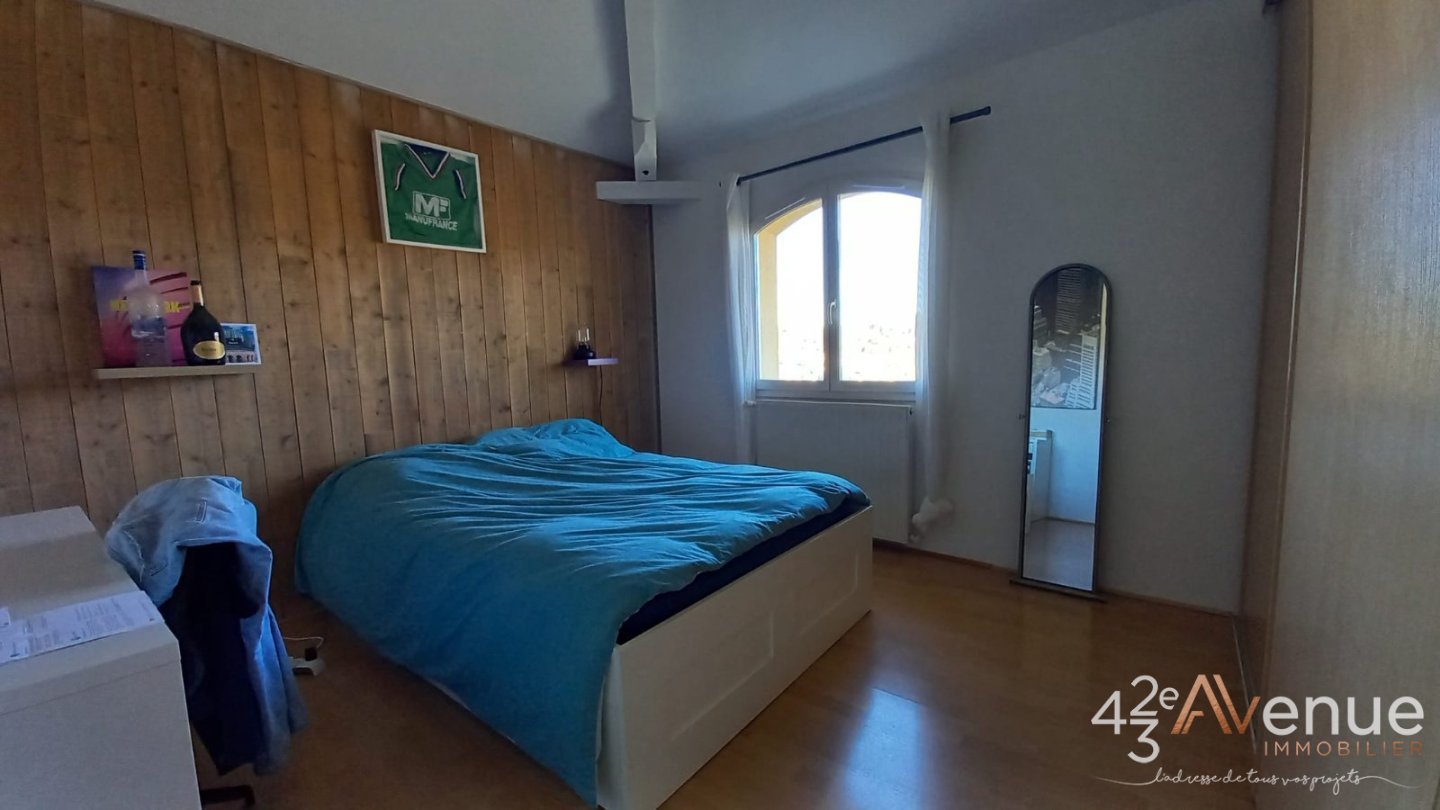 Maison de 214 m2 avec piscine creus�e A VENDRE - ST PRIEST EN JAREZ - 214 m2 - 550�000�&euro;