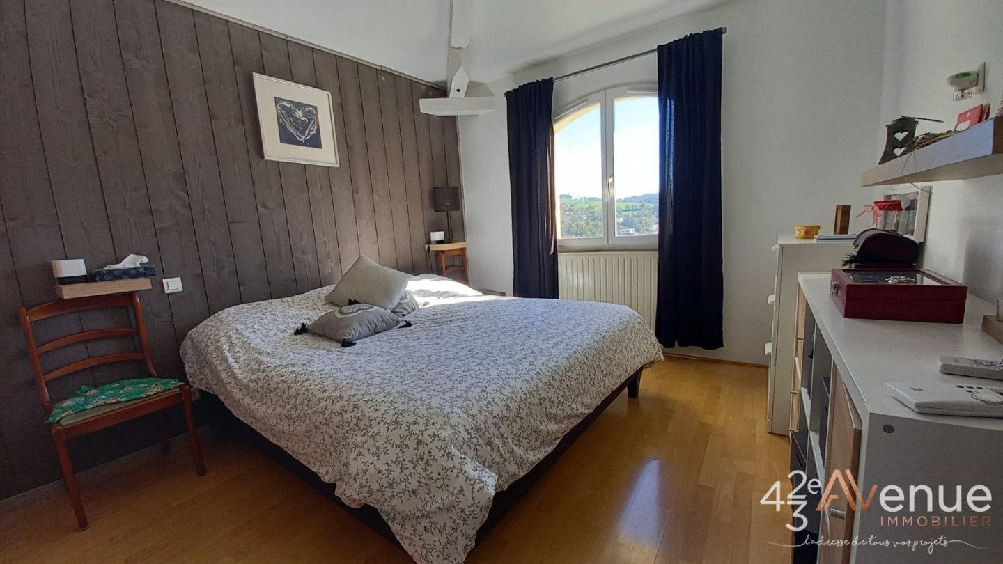 Maison de 214 m2 avec piscine creus�e A VENDRE - ST PRIEST EN JAREZ - 214 m2 - 550�000�&euro;