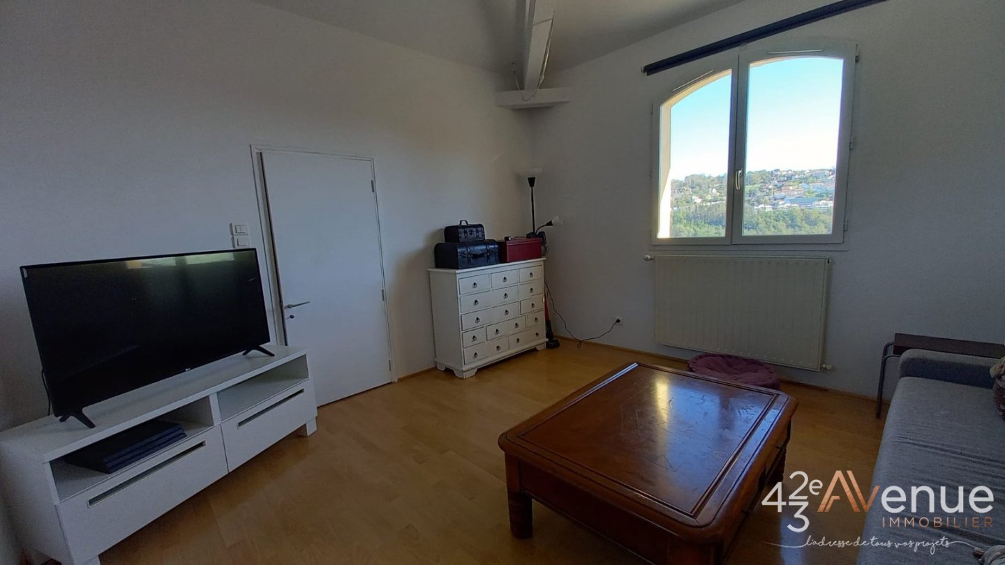 Maison de 214 m2 avec piscine creus�e A VENDRE - ST PRIEST EN JAREZ - 214 m2 - 550�000�&euro;