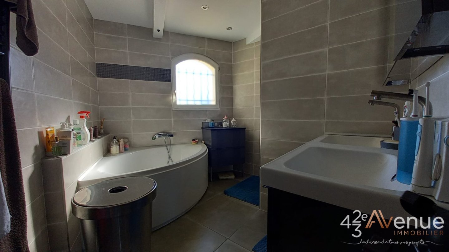 Maison de 214 m2 avec piscine creus�e A VENDRE - ST PRIEST EN JAREZ - 214 m2 - 550�000�&euro;