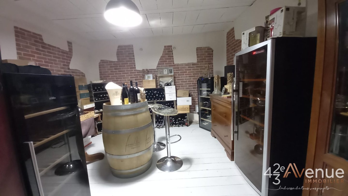 Maison de 214 m2 avec piscine creus�e A VENDRE - ST PRIEST EN JAREZ - 214 m2 - 550�000�&euro;