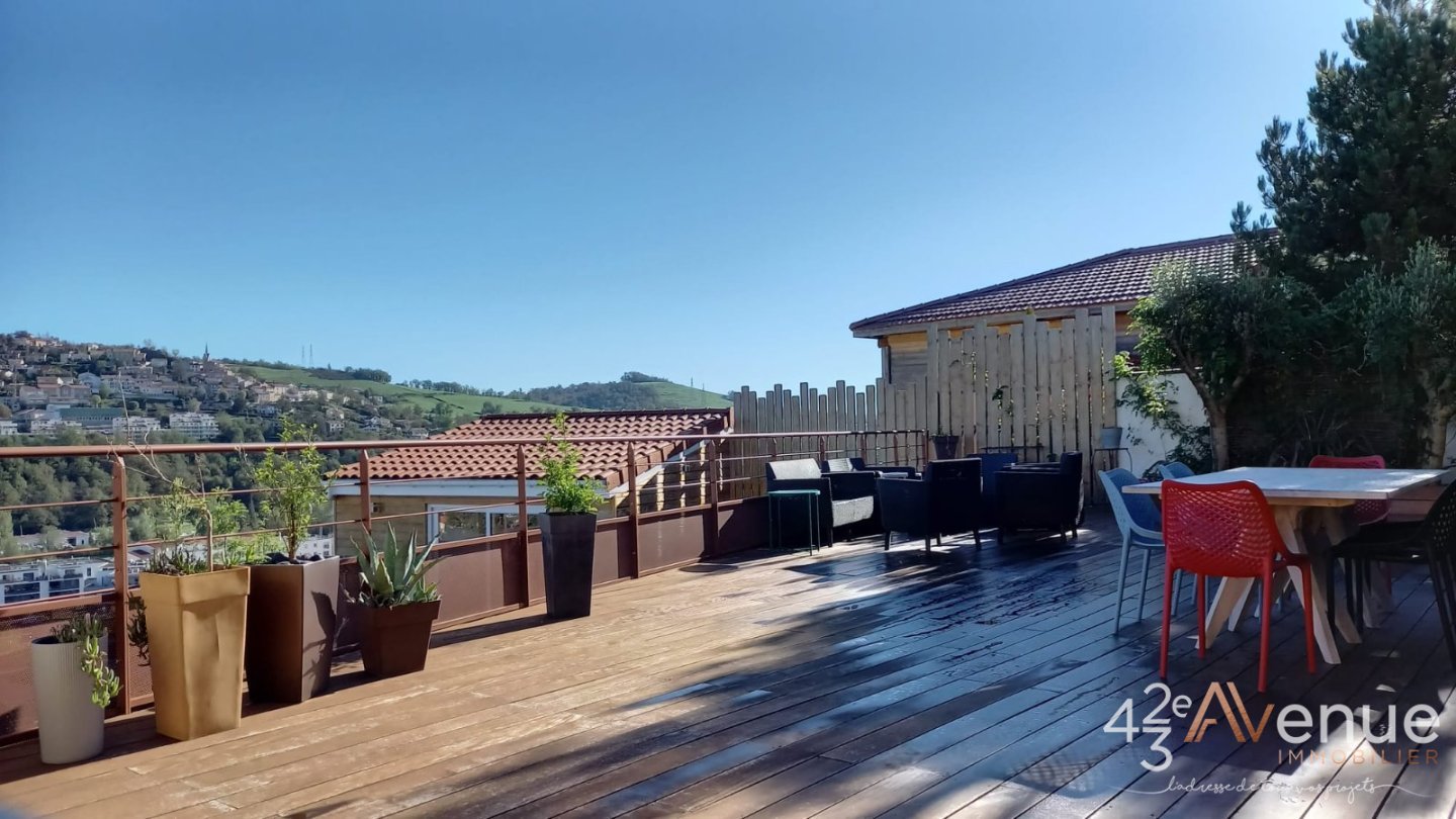 Maison de 214 m2 avec piscine creus�e A VENDRE - ST PRIEST EN JAREZ - 214 m2 - 550�000�&euro;