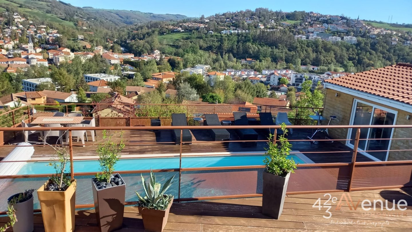 Maison de 214 m2 avec piscine creus�e A VENDRE - ST PRIEST EN JAREZ - 214 m2 - 550�000�&euro;