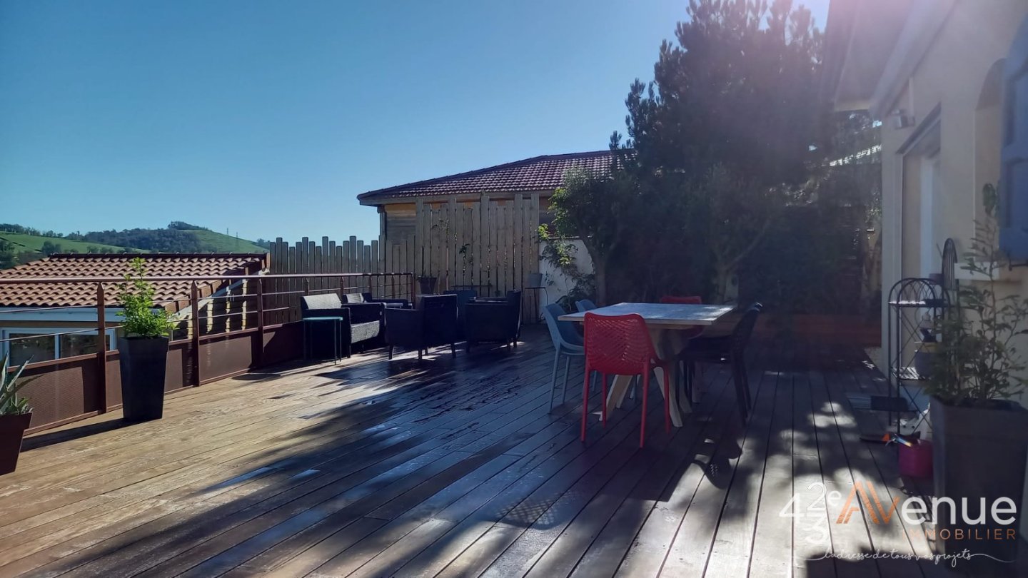 Maison de 214 m2 avec piscine creus�e A VENDRE - ST PRIEST EN JAREZ - 214 m2 - 550�000�&euro;