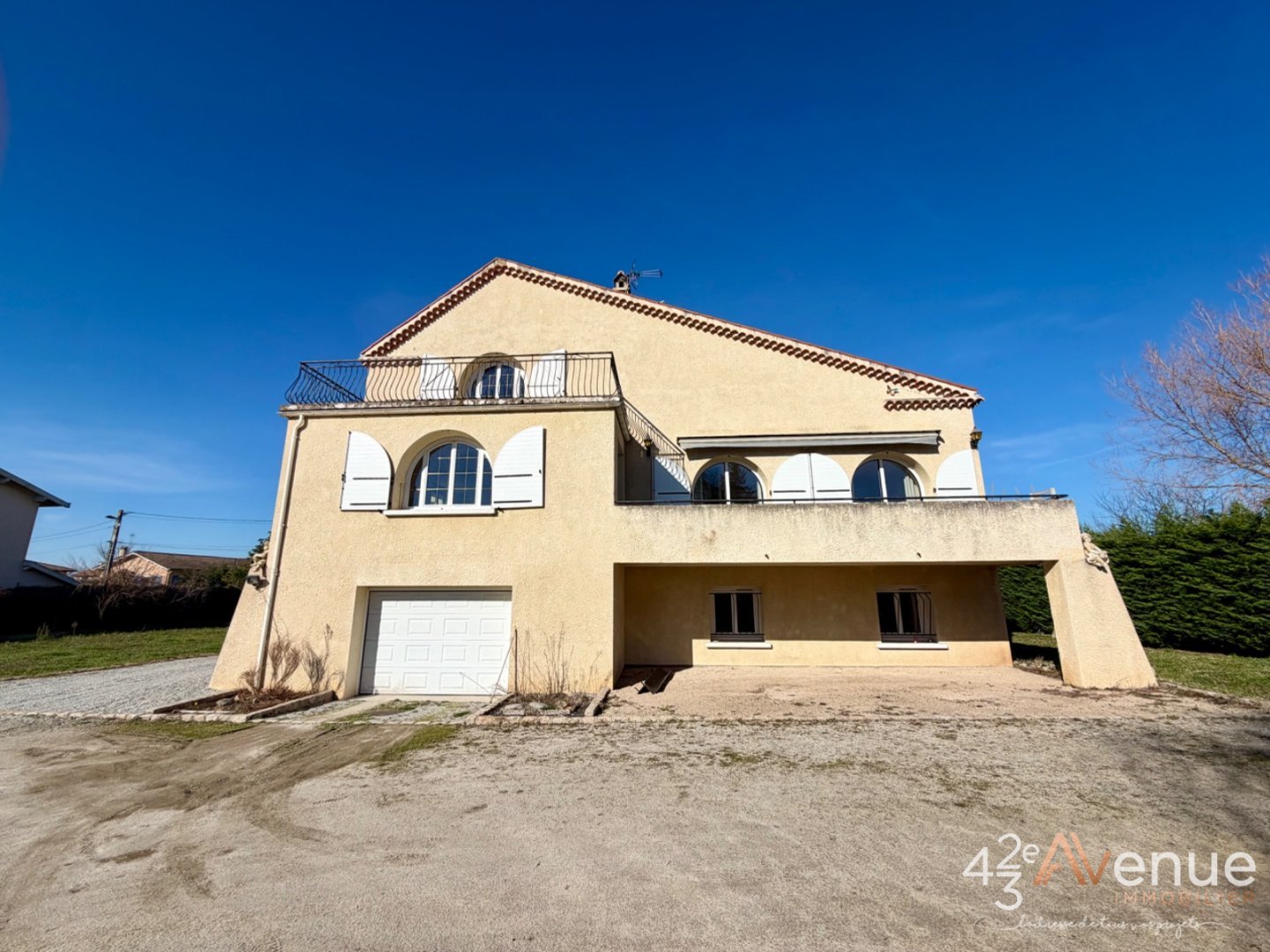 Sury Le Comtal Maison 265 m2sur 1200 m2 de terrain A VENDRE - SURY LE COMTAL - 265 m2 - 430�000�&euro;