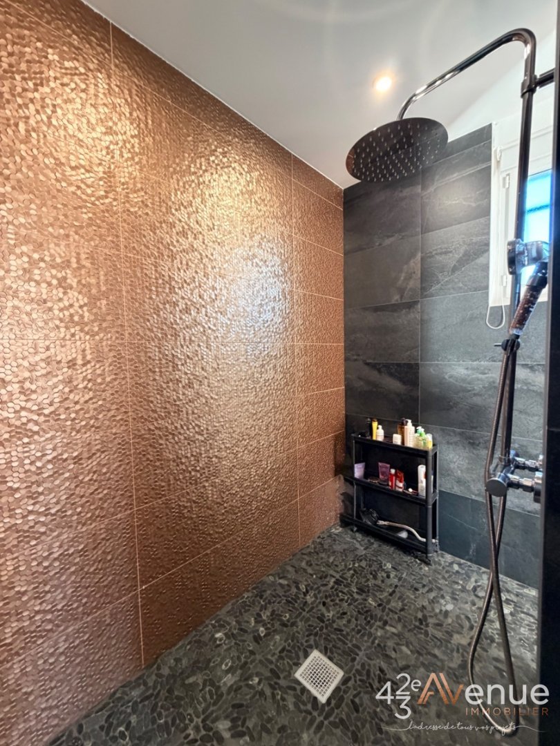 Sury Le Comtal Maison 265 m2sur 1200 m2 de terrain A VENDRE - SURY LE COMTAL - 265 m2 - 430�000�&euro;