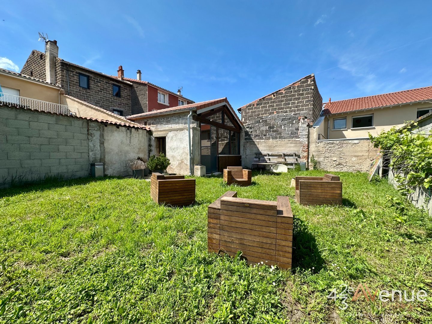 MAISON A VENDRE - SURY LE COMTAL - 173.45 m2 - 240 000 &euro;