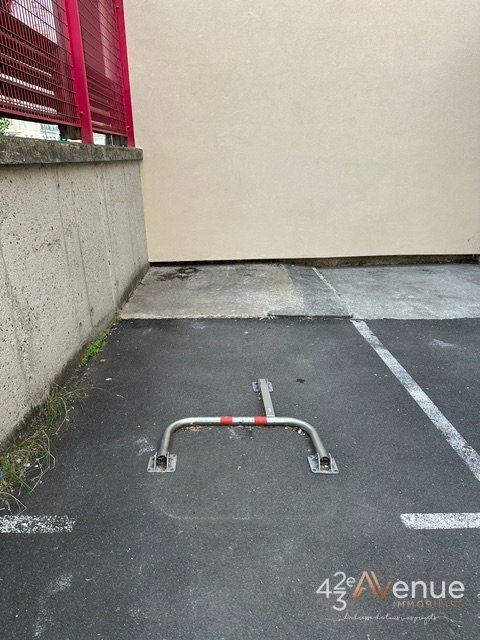 PARKING - ST ETIENNE CENTRE VILLE - 15 m2 - LOU&Eacute;