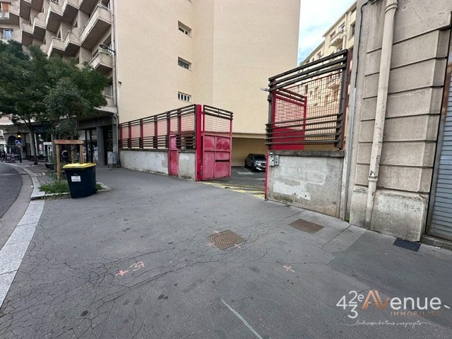 PARKING - ST ETIENNE CENTRE VILLE - 15 m2 - LOU&Eacute;