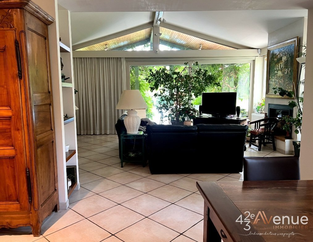 PROPRIETE AVEC TERRAIN A VENDRE - ST MARTIN LA PLAINE - 241 m2 - 790 000 €