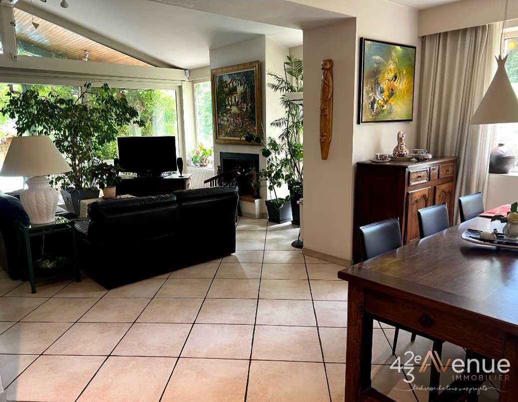 PROPRIETE AVEC TERRAIN A VENDRE - ST MARTIN LA PLAINE - 241 m2 - 790 000 €