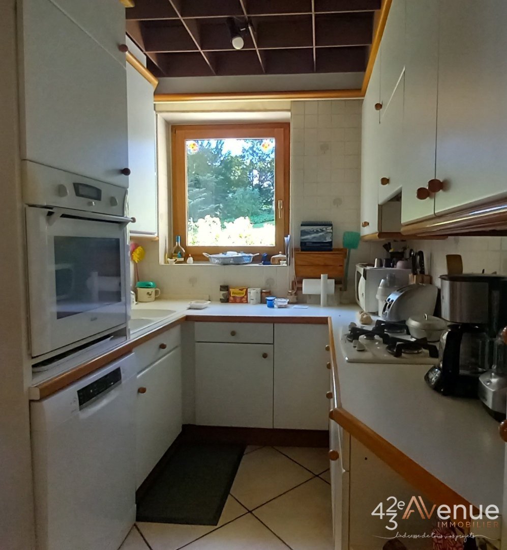 PROPRIETE AVEC TERRAIN CONSTRUCTIBLE A VENDRE - ST MARTIN LA PLAINE - 241 m2 - 695�000�&euro;