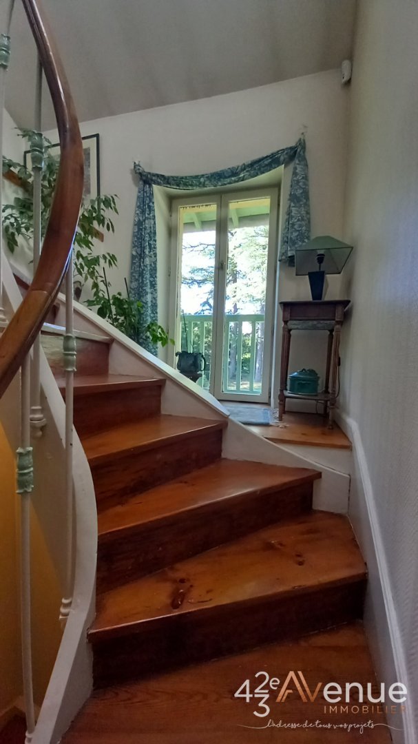 PROPRIETE AVEC TERRAIN CONSTRUCTIBLE A VENDRE - ST MARTIN LA PLAINE - 241 m2 - 695�000�&euro;