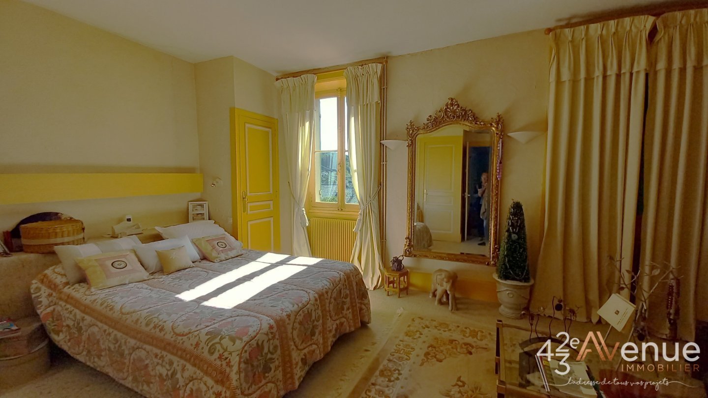 PROPRIETE AVEC TERRAIN CONSTRUCTIBLE A VENDRE - ST MARTIN LA PLAINE - 241 m2 - 695�000�&euro;