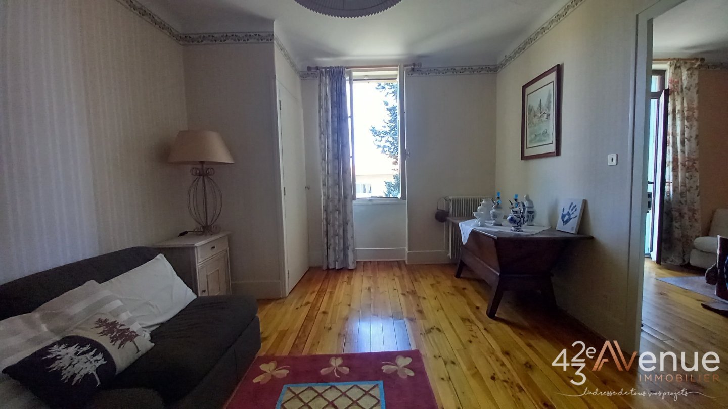 PROPRIETE AVEC TERRAIN CONSTRUCTIBLE A VENDRE - ST MARTIN LA PLAINE - 241 m2 - 695�000�&euro;