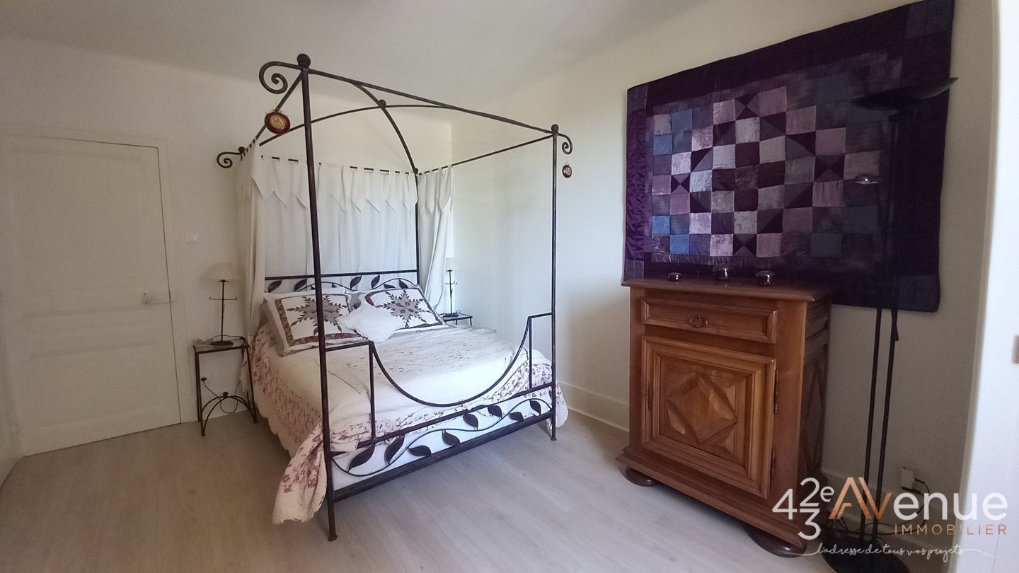 PROPRIETE AVEC TERRAIN CONSTRUCTIBLE A VENDRE - ST MARTIN LA PLAINE - 241 m2 - 695�000�&euro;