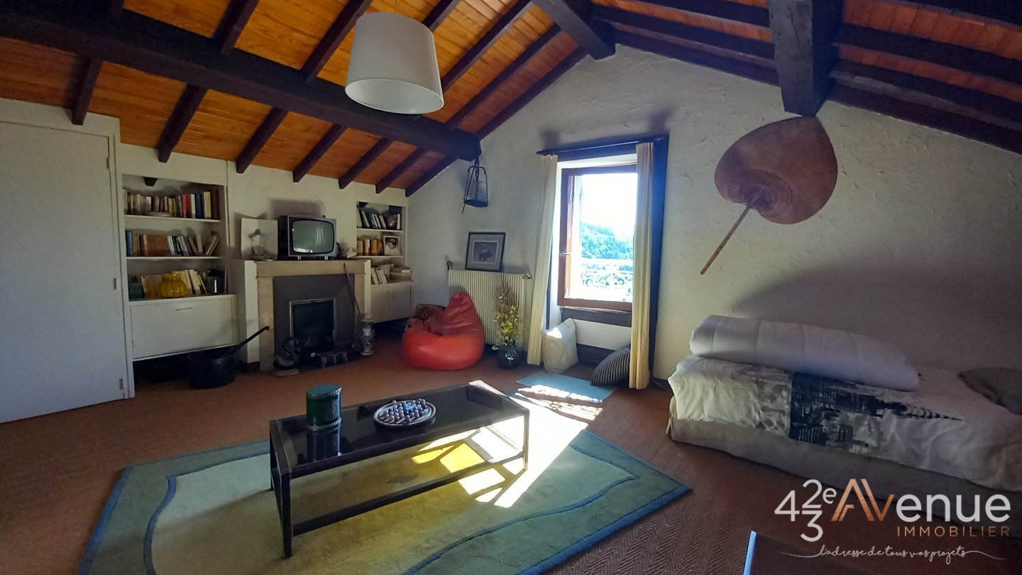 PROPRIETE AVEC TERRAIN CONSTRUCTIBLE A VENDRE - ST MARTIN LA PLAINE - 241 m2 - 695�000�&euro;