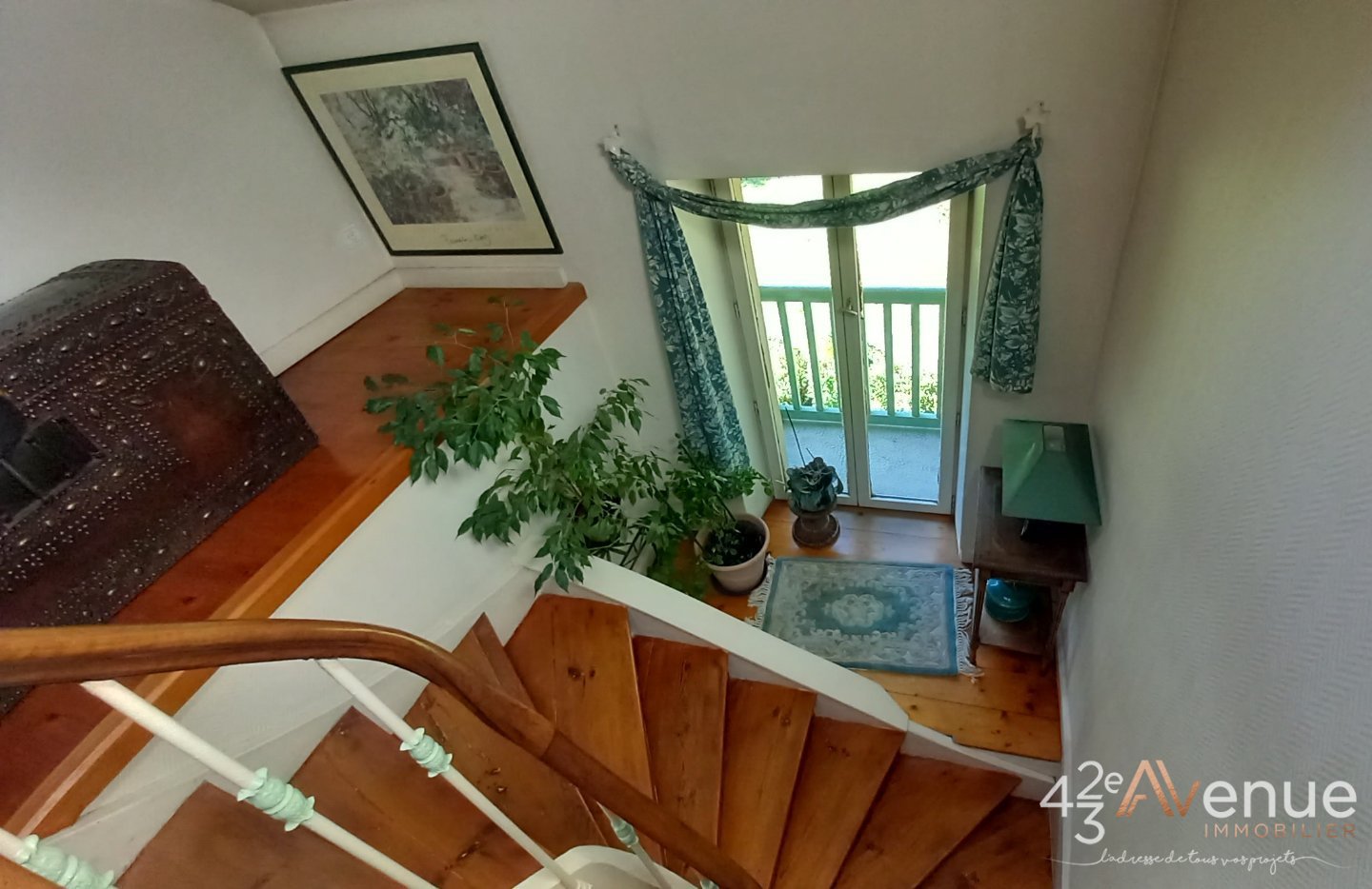 PROPRIETE AVEC TERRAIN CONSTRUCTIBLE A VENDRE - ST MARTIN LA PLAINE - 241 m2 - 695�000�&euro;