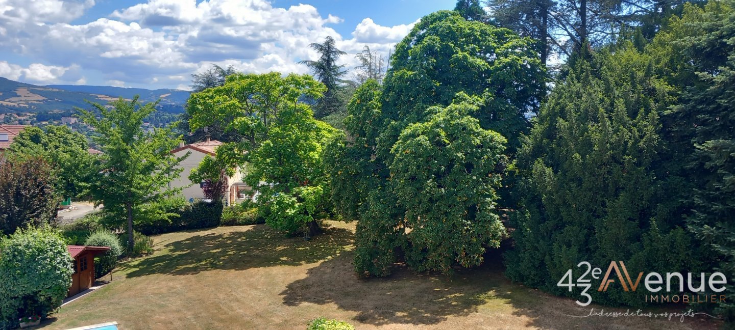 PROPRIETE AVEC TERRAIN CONSTRUCTIBLE A VENDRE - ST MARTIN LA PLAINE - 241 m2 - 695�000�&euro;