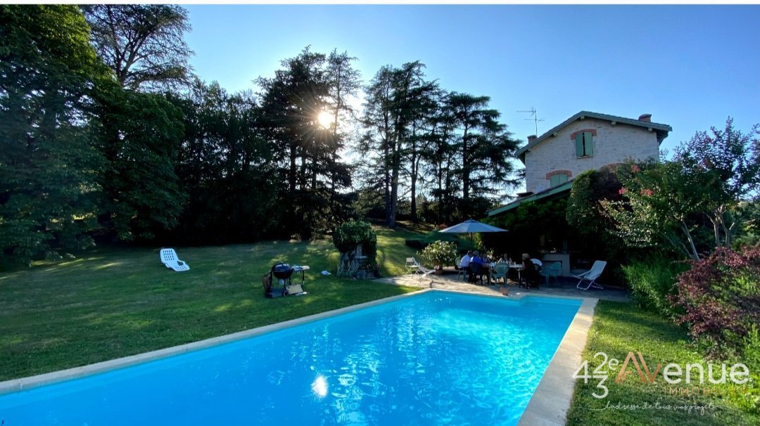 PROPRIETE AVEC TERRAIN CONSTRUCTIBLE A VENDRE - ST MARTIN LA PLAINE - 241 m2 - 695�000�&euro;