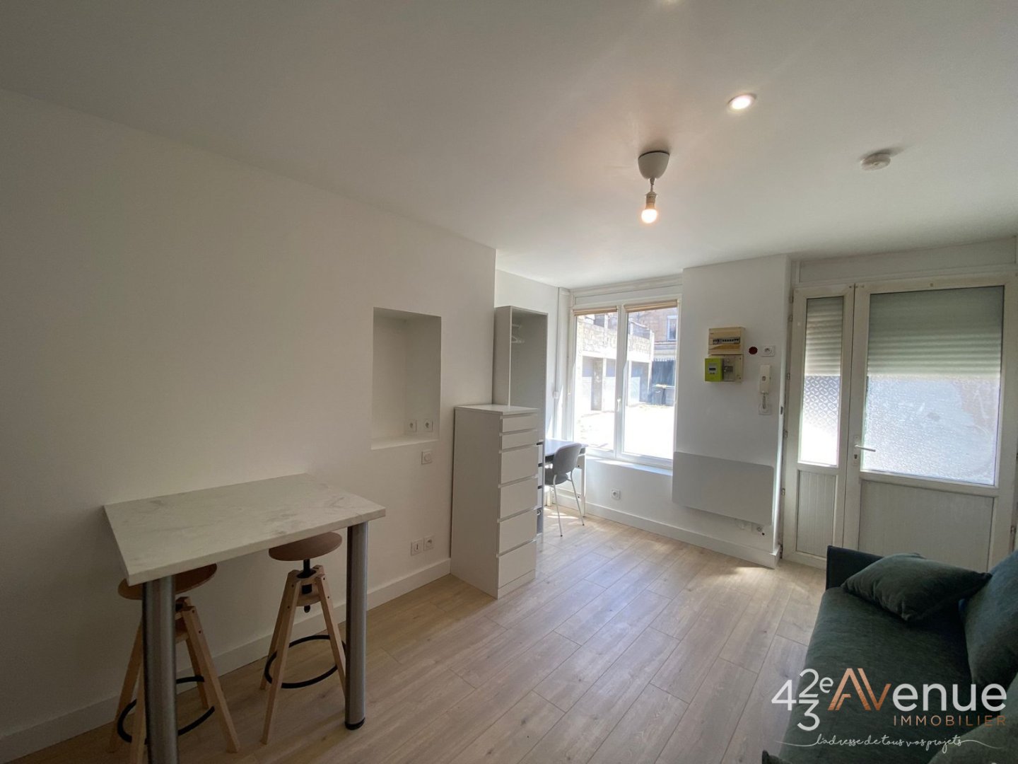 STUDIO A LOUER - ST ETIENNE BADOUILLERE - 19.1 m2 - 420 &euro; charges comprises par mois