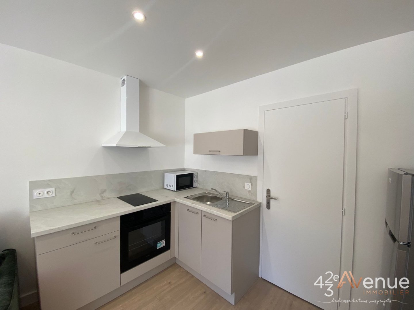 STUDIO A LOUER - ST ETIENNE BADOUILLERE - 19.1 m2 - 420 &euro; charges comprises par mois