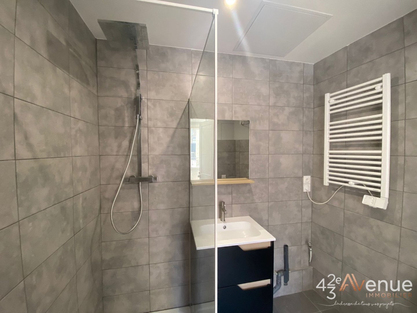 STUDIO A LOUER - ST ETIENNE BADOUILLERE - 27.5 m2 - 445 &euro; charges comprises par mois