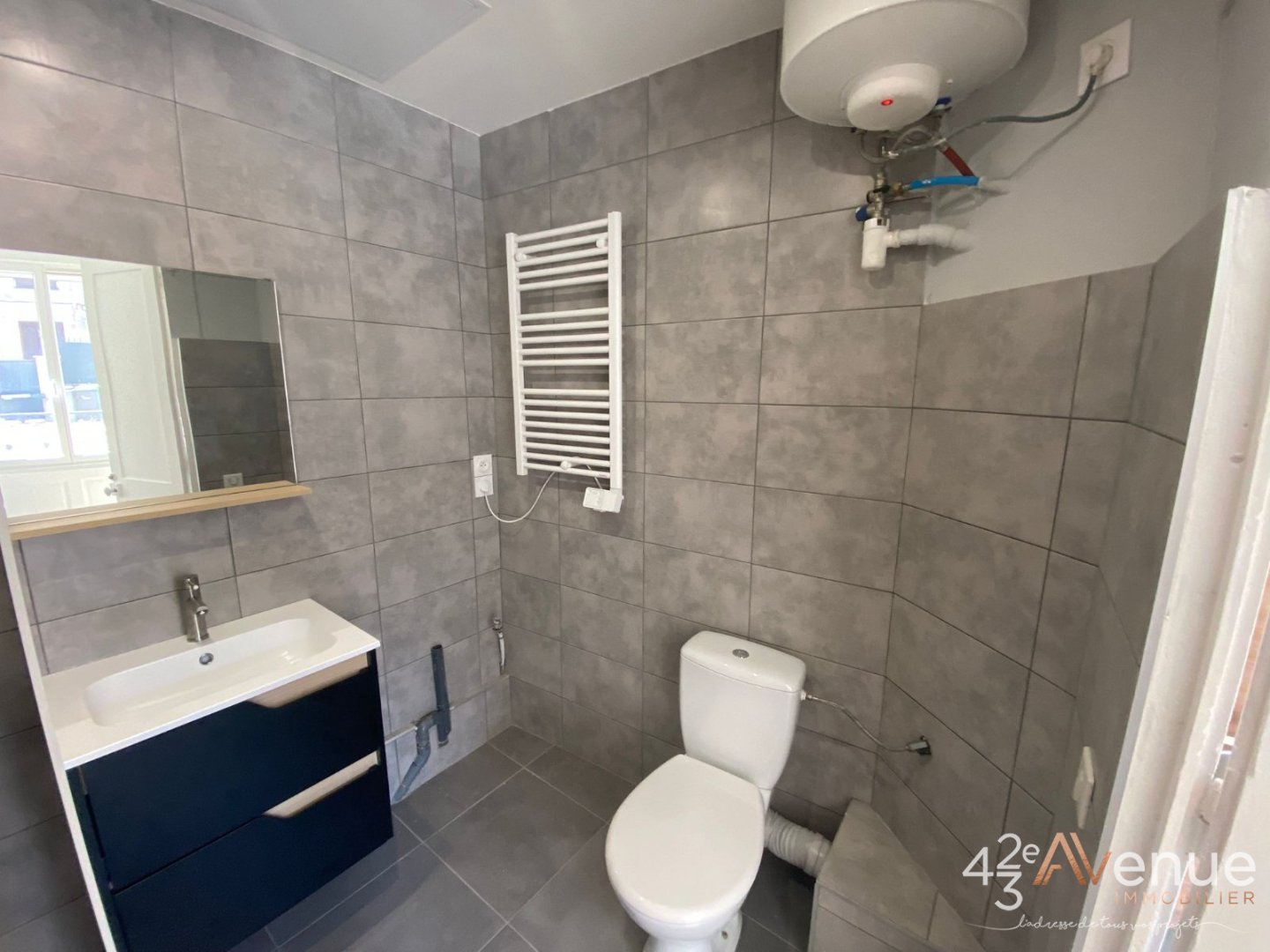 STUDIO A LOUER - ST ETIENNE BADOUILLERE - 27.5 m2 - 445 &euro; charges comprises par mois