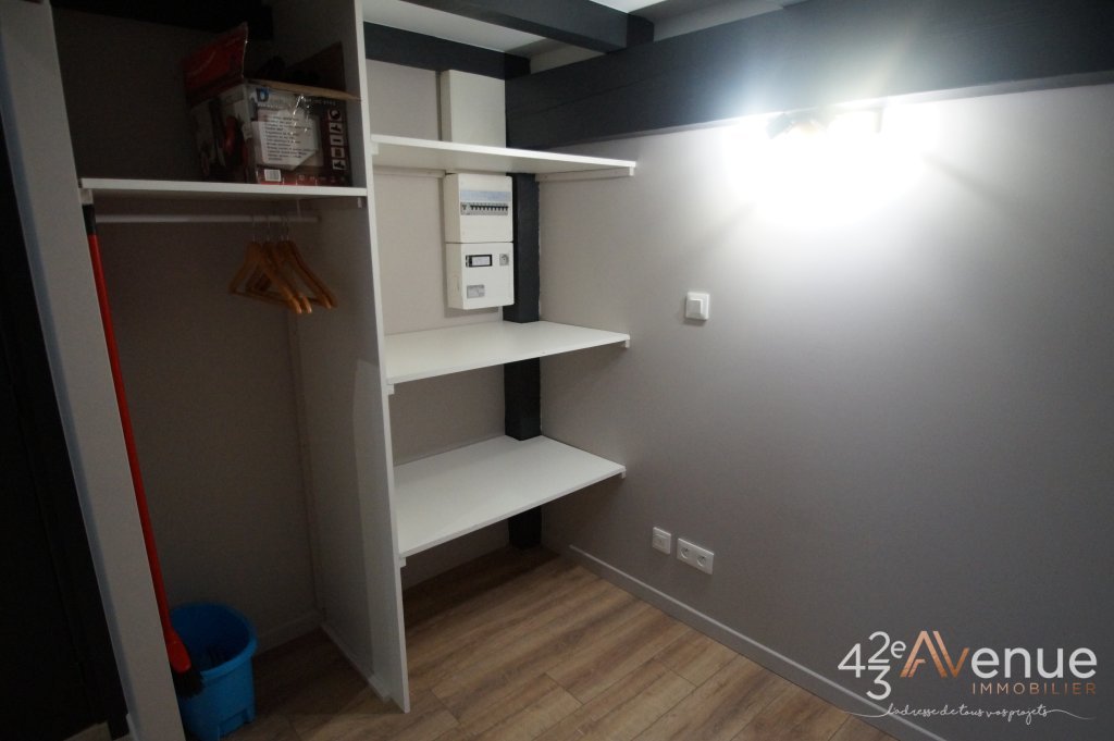 STUDIO A LOUER - ST ETIENNE QUARTIER DES URSULES/CENTRE VILLE - 24.1 m2 - 364 &euro; charges comprises par mois