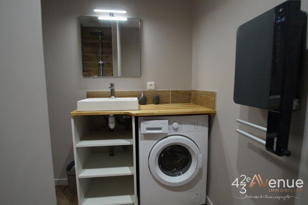 STUDIO A LOUER - ST ETIENNE QUARTIER DES URSULES/CENTRE VILLE - 24.1 m2 - 364 &euro; charges comprises par mois