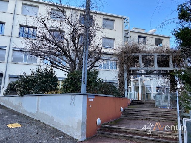 Studio avec Mezzanine A LOUER - ST ETIENNE ROND POINT FAURIEL/METARE - 23.81 m2 - 405 &euro; charges comprises par mois